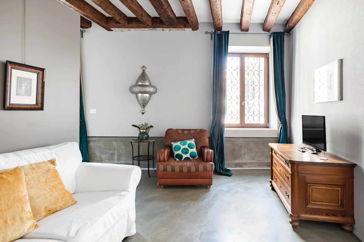 Air bnb in Venice with a canal view